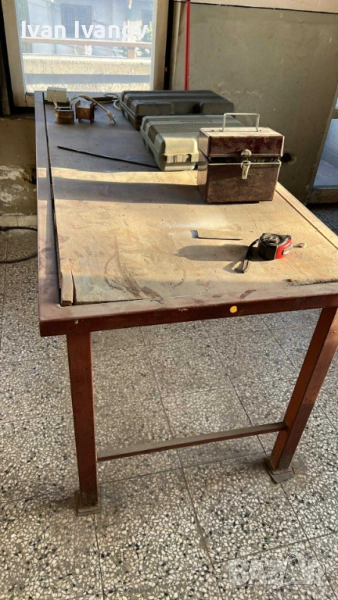 Продавам работни маси метал с дървен плот, снимка 1