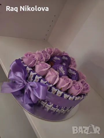 Подаръчна аранжировка с рози и шоколади Milka, снимка 4 - Романтични подаръци - 56246771