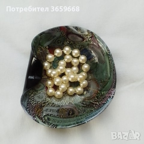 Бижутиера, имплементирано цветно стъкло.