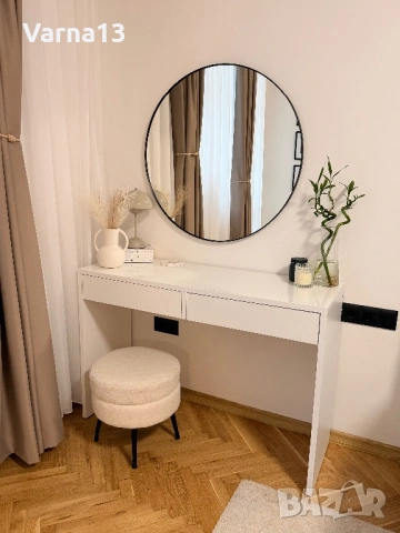 Бяла тоалетка с две чекмеджета