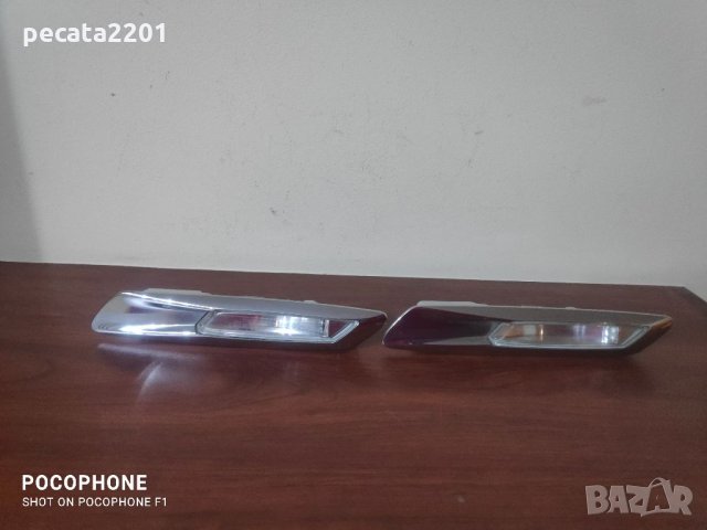 Продавам - 2 бр. оригинални десни мигачи в калника за БМВ 5 Ф10/Ф11