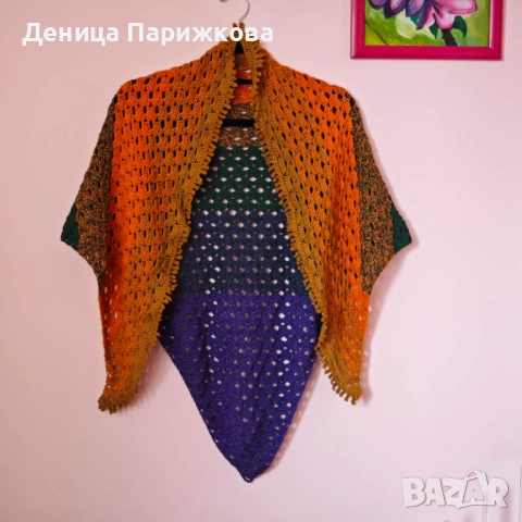 Ръчно плетен триъгълен шал наметка с ресни "Горски полъх", снимка 12 - Шалове - 52771398