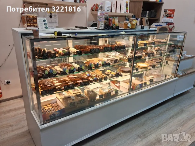 Сладкарска витрина 