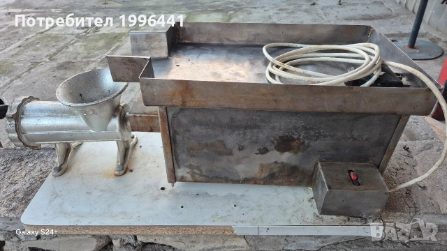 Електричесща машина за мелене на месо, трима знам.