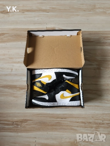 Оригинални мъжки кецове Nike Air Jordan 1 Mid White Pollen Black, снимка 8 - Кецове - 52129047