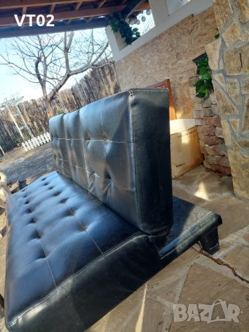 Запазен Разтегателен диван с поставка за напитки, снимка 1 - Дивани и мека мебел - 44192749