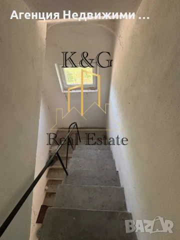 Триетажна тухлена на плоча къща в с. Стражец, снимка 8 - Къщи - 50458182