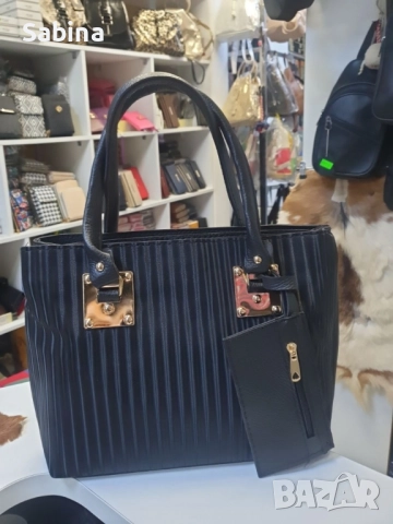 Луксозната дамска чанта със златисти метални елементи