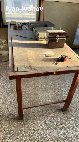 Продавам работни маси метал с дървен плот