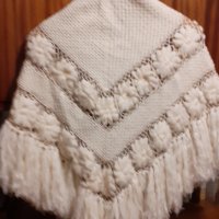 много ефектен плетен бял шал - 50лв, снимка 2 - Шалове - 40918435