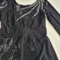 Дамска миди черна рокля с декорация и цепка, снимка 2 - Рокли - 42687816