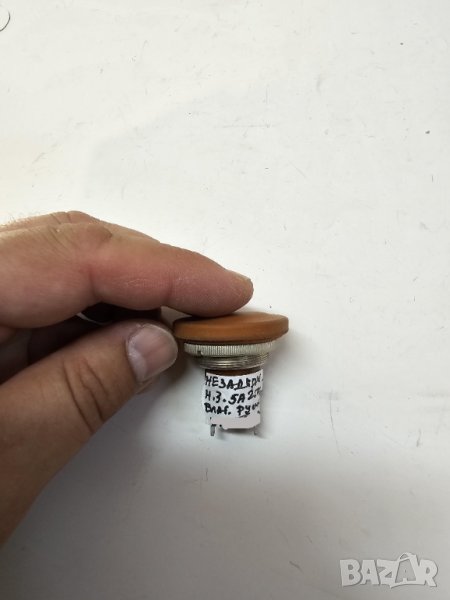 Руски  влагоустойчив бутон незавържащ, нормално затворен - изключва 5А/ 150 V  СССР, снимка 1