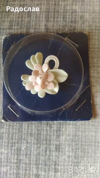 Стара порцеланова брошка, снимка 1