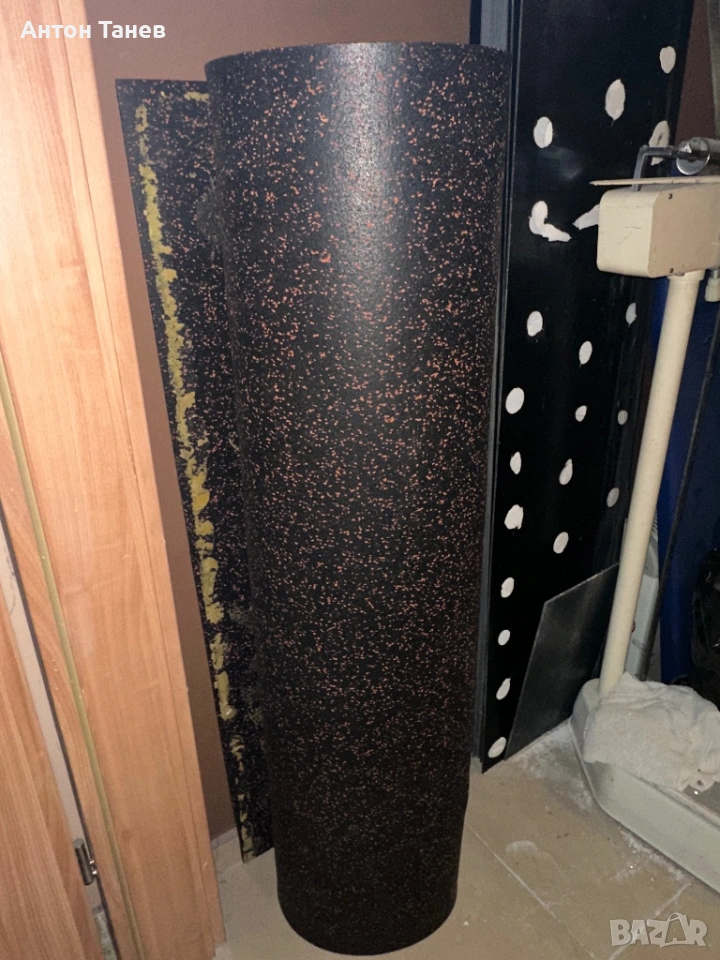 Фитнес настилка  Две парчета по 4 метра дължина и 1.25 метра ширина.  Бяха залепени по погрешка .  Ц, снимка 1