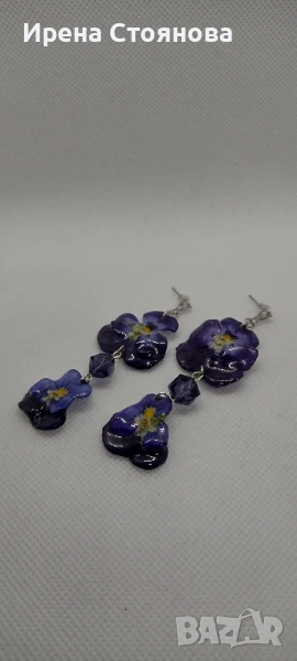 Обеци с естествен цвят на градински теменужки. Необичайно и стилно допълнение към вашия тоалет.
, снимка 1