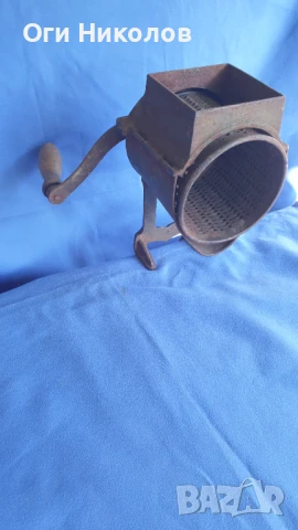 Старинна  мелачка за семена и зеленчуци