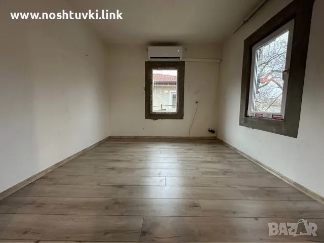 Двуетажна къща с тераса (ЗП 61 кв.м) и двор 368 кв.м в широкия център на град Елена, снимка 4 - Къщи - 48580538