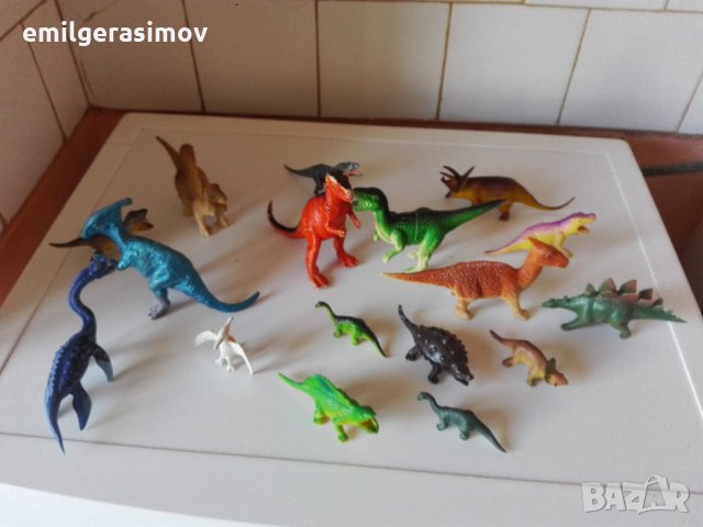 Пластмасови домашни и диви животни и лот динозаври.
