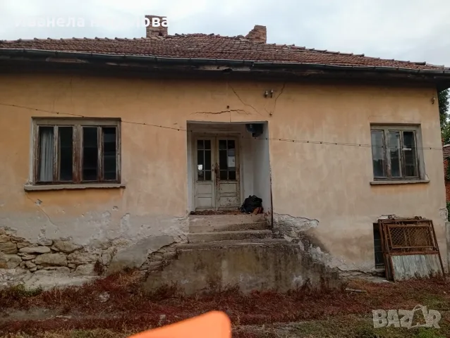 Кьща на два етажа има нужда от ремонт
