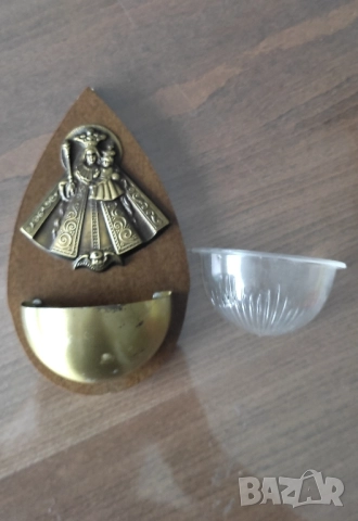 Съд за светена вода* Месинг и дърво* Църковна утвар