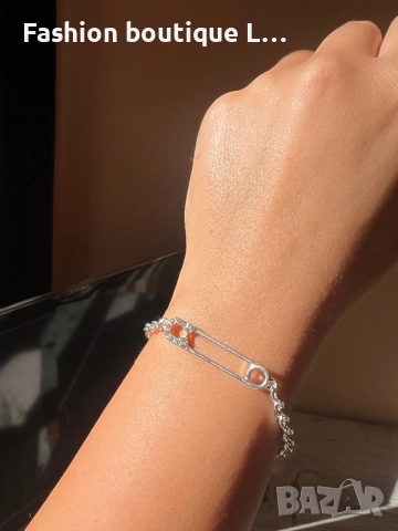 Сребриста гривна с безопасна игла с блестящи камъчета, снимка 2 - Гривни - 52248117