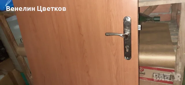 дървена входна врата 