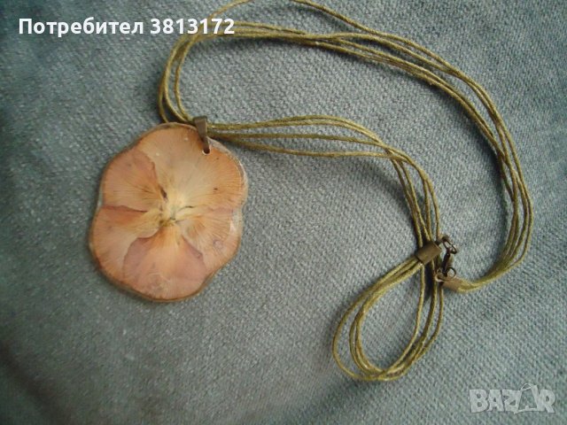 колие с естествено цвете в епоксидна смола, снимка 2 - Колиета, медальони, синджири - 41939069