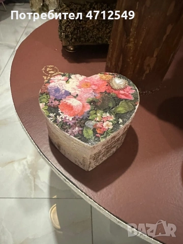 Кутийка във формата на сърце.