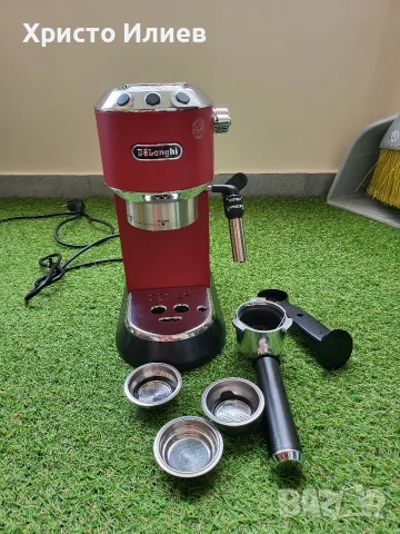 Кафемашина с ръкохватка Делонги DeLonghi Dedica EC685W Червена, снимка 2 - Кафемашини - 56192691