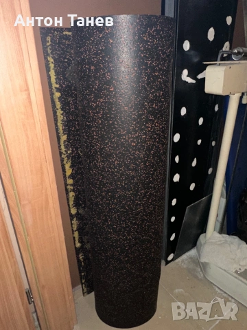 Фитнес настилка  Две парчета по 4 метра дължина и 1.25 метра ширина.  Бяха залепени по погрешка .  Ц