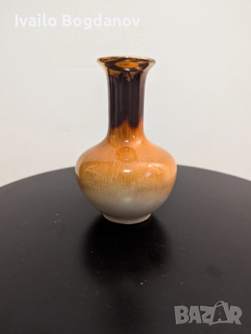 Малка глазирана вазичка