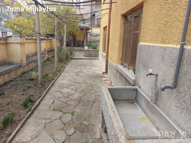 Продавам двуетажна къща в кв. Овчарски, снимка 11 - Къщи - 56131385