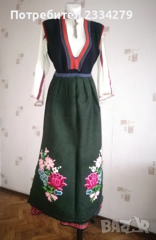 Стара тракийска женска носия ,,Увалиски" сукман, риза, престилка. 