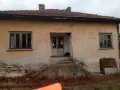 Кьща на два етажа има нужда от ремонт, снимка 1