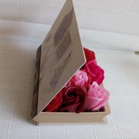 Кутия "Книга" със сапунени рози и коледна топка с късметче, снимка 8 - Декорация за дома - 34471092