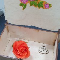 Дървена кутия за "съкровища " с дървено сърчице и ароматно сапунено цвете , снимка 10 - Романтични подаръци - 39876841