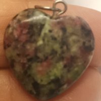 Висулка сърце цоизит, снимка 2 - Колиета, медальони, синджири - 44181156