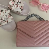 Дамска кокетна розова чантичка , снимка 1 - Чанти - 41290466
