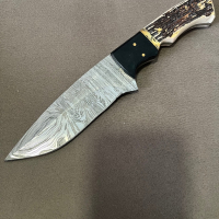 Ловен нож от Дамаска стомана дръжка смола кожена кания, снимка 2 - Ножове - 44014784