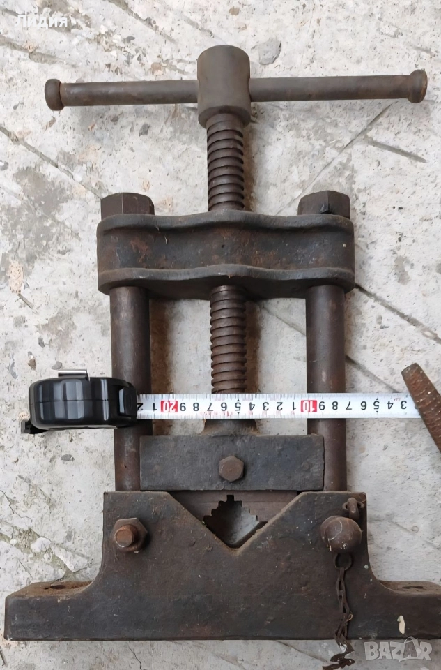 Тръбна стяга менгеме. Стабилно, работещо в много добро състояние . Цена 150 лв, снимка 1