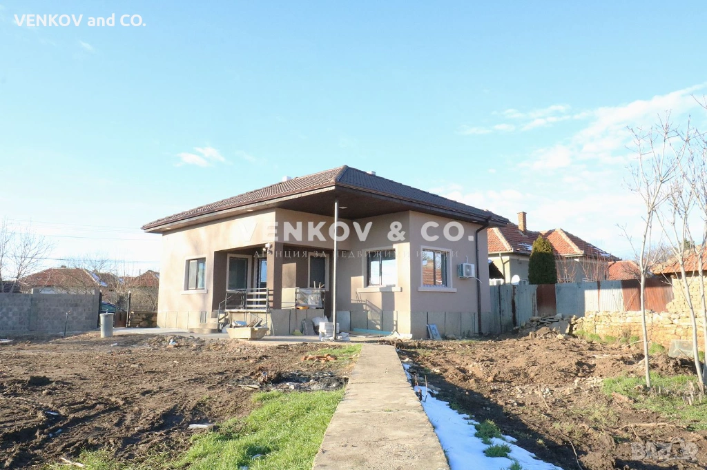 НА МЕТРИ ОТ СПИРКА, ПЛОЩАД И УЧИЛИЩЕ!! АСФАЛТОВ ПЪТ!! ГОТОВА ДО КЛЮЧ С ЧИСТО НОВ ПОКРИВ!! РАВЕН ДВОР, снимка 1