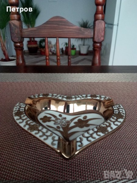 Продавам красив и изящно изработен  пепелник.Порцелан-Германия., снимка 1