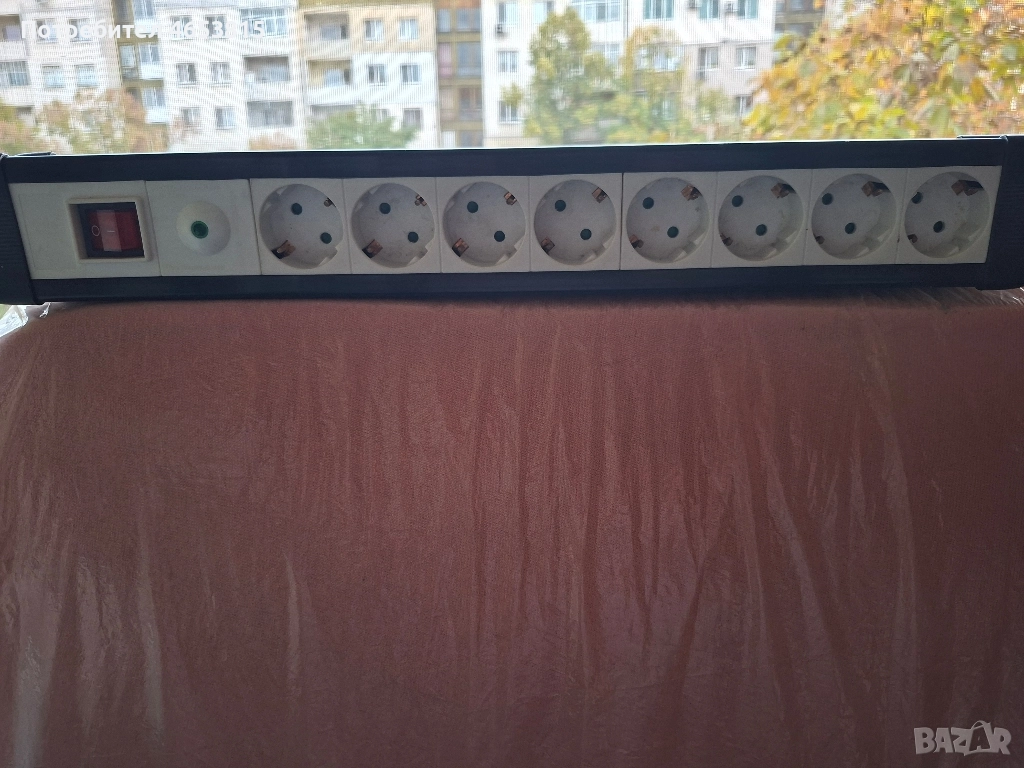 разклонител с 8 гнезда и копче, снимка 1