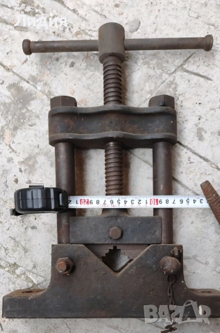 Тръбна стяга менгеме. Стабилно, работещо в много добро състояние . Цена 150 лв