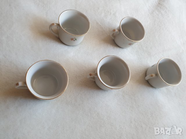 Продавам комплект малки ретро порцеланови чашки, декорация с цветя, златни линии и кантове, от 60-те, снимка 3 - Чаши - 39989467