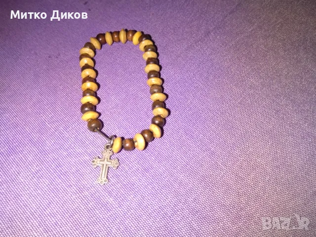 Гривна за ръка дървени кубчета с малко метално кръстче ръчна изработка, снимка 2 - Гривни - 49498320
