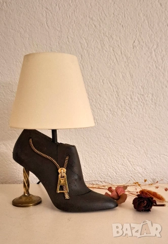 Настолна лампа „Zip Heels“ – когато модата среща светлината