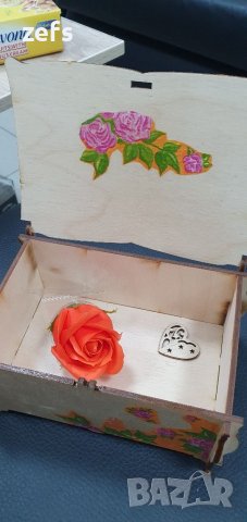 Дървена кутия за "съкровища " с дървено сърчице и ароматно сапунено цвете , снимка 10 - Романтични подаръци - 39876841
