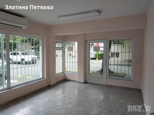 Отдава под наем търговско или офис помещение