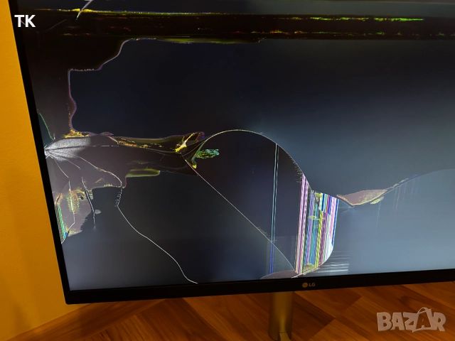 Продавам монитор LG 27UK850-W за ремонт или за части + подарък 2ра стойка, снимка 3 - Монитори - 52514820